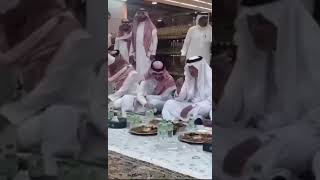 شاهد أدب الامير بدر من سلطان وهو يقدم القهوة للتميز خالد الفيصل