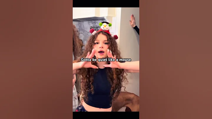 Sunday’s Christmas Rap🤩🤩 Kalogeras Sisters Build a Gingerbread House !