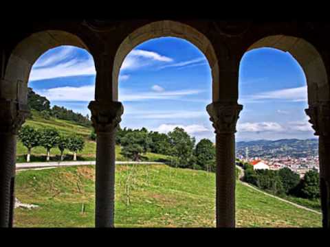 Aburrimiento anticiclnico. Sol con paseo de algunas nubes. Fro invernal de buena maana y temperaturas frescas durante el da. Las primeras lluvias del 2020 llegarn el viernes. Os lo iremos contando. Ayer estuvimos en Cantabria, hoy toca Asturias. Dice la cancin: "Puede que el tiempo embarre tus caminos, puede que el sol nunca se deje ver pero al salir del vientre de mi madre, fuiste t la que a mi me vi crecer". Qu preciosa que es Asturias!. La cancin nos la trae el cantautor y compositor espao,l Melendi,  con su bello tema "La Mi Mozuca"