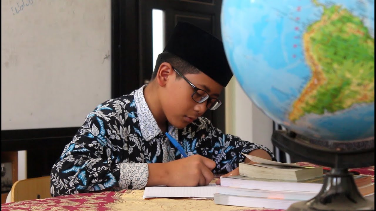 Santri Al Muflihun belajar dengan globe di ruang kelas