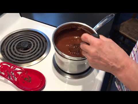 Vidéo: Comment Faire Une Soupe De Fruits Et De Baies Avec Une Sauce Au Chocolat