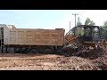 ជំនាញ! អាប៉ុលធំជួយឡានបែនជាប់ផុង - Shantui SD22F Bulldozer, Shacman Dump Truck