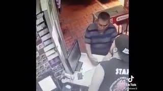 LA ALEGRÍA DEL HOMBRE AL SABER QUE EL DEL KIOSCO SABE EL LENGUAJE DE SEÑAS.