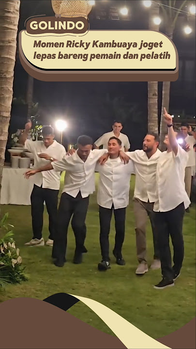 Momen Ricky Kambuaya joget bareng pemain dan pelatih di Bali #timnas