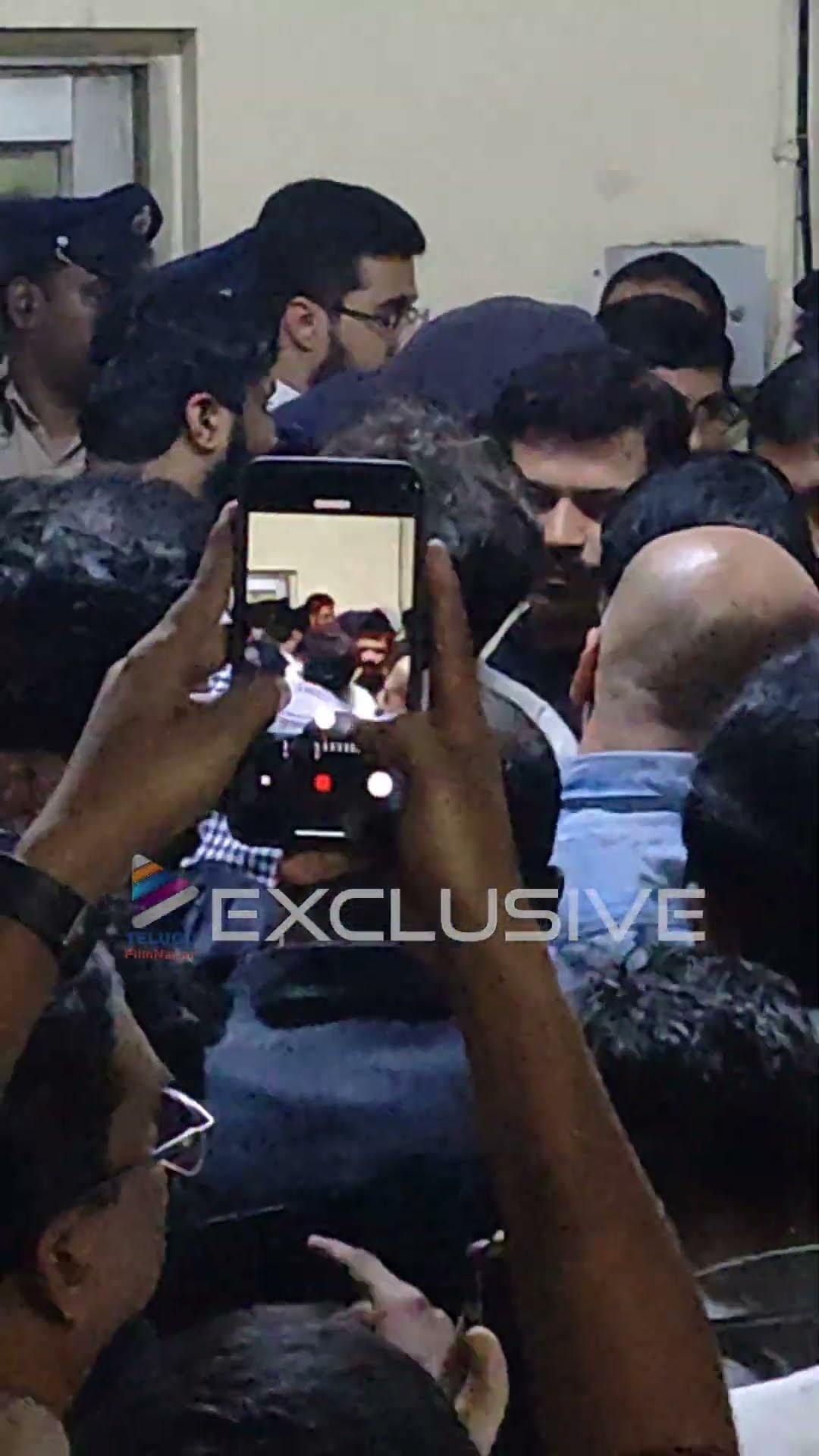 అల్లు అర్జున్ తో నాంపల్లి కోర్ట్ లో త్రివిక్రమ్ | #Trivikram | #AlluArjun | #Shorts | TFN