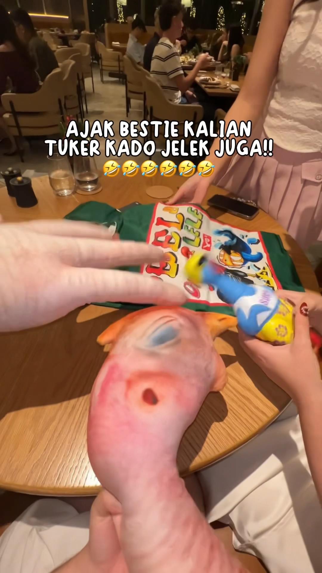 AJAK BESTIE KALIAN TUKER KADO JELEK JUGA!!! ??? | Klara Tania #shorts