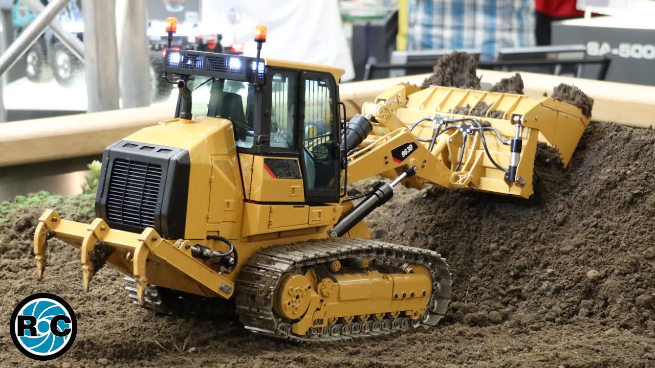 RC Dozer CAT 963D with light and sound at the construction site - YouTube