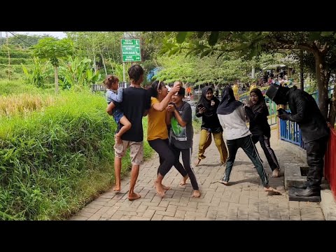 Jangan lakukan ini sama patung..!!nanti bisa ngakak,, prank patung..!!!