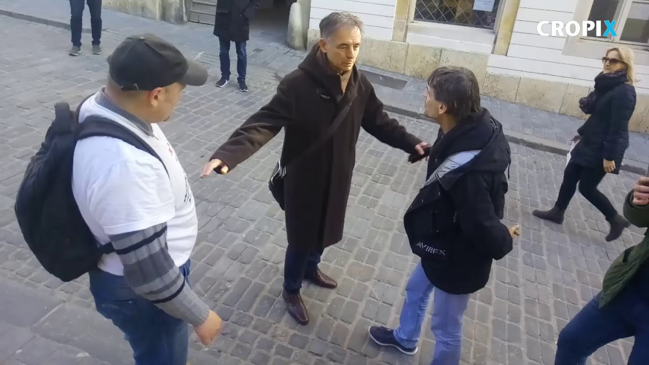 Josip Juretic u razgovoru s Miloradom Pupavcem