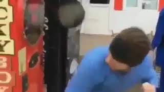 Чеченец ломает автомат boxer с одного удара