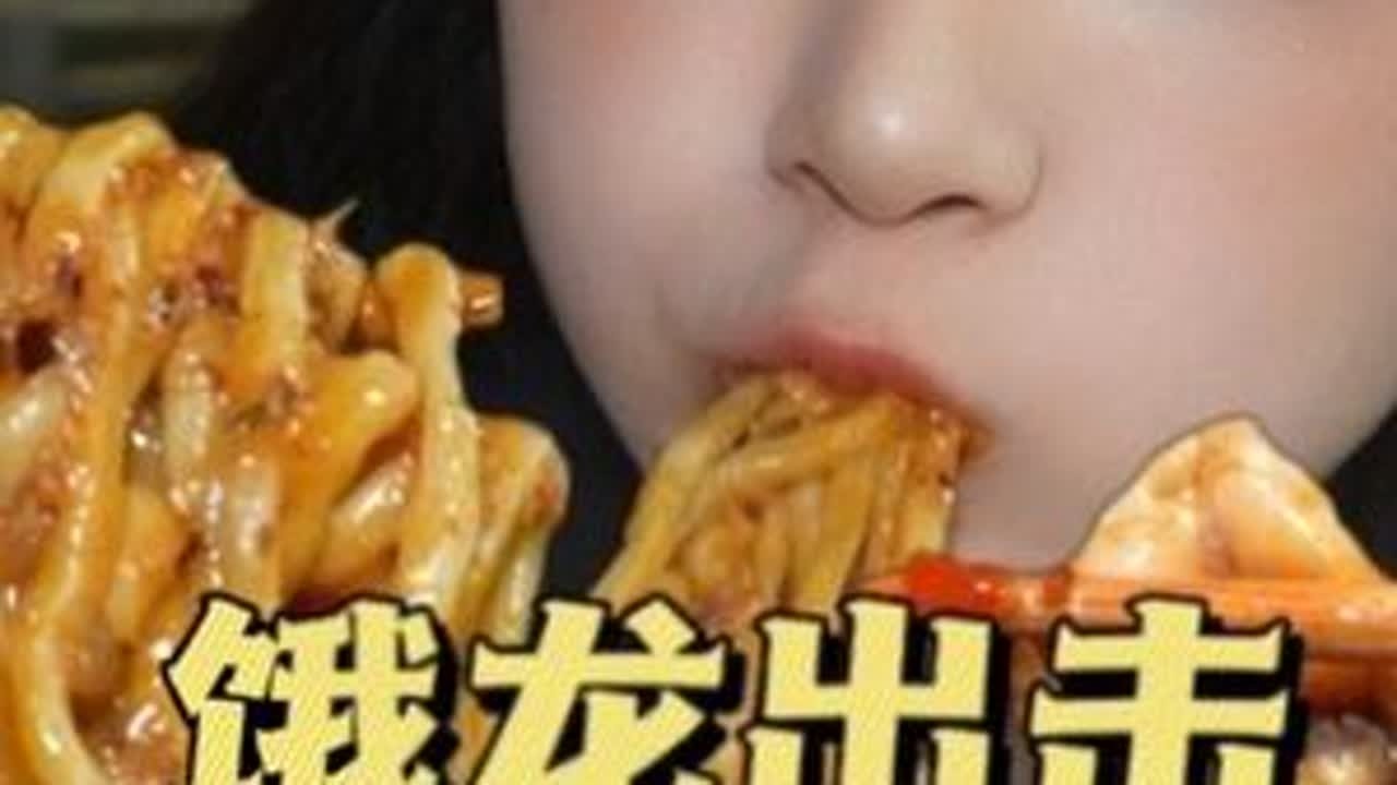 好饿！夜晚随机逛吃三家店～自助鱼蛙火锅 肥肠粉 豌杂面 一饱口福！#城市烟火气 #夜宵吃什么 #好好吃饭#美蛙鱼自助#我的美食日记vlog