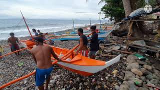 tulong tulong sa baba ng bangka pagkatapos ng Habagat