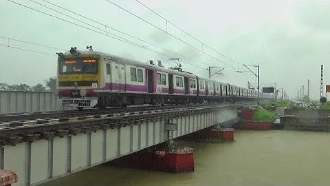 Burdwan To Howrah Chord Line EMU Local Train Passing through Zulka Bridge Amid Heavy Rains || ER