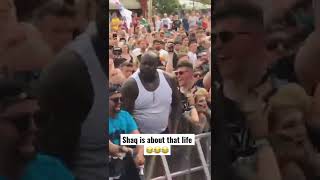 Shaq was raging in a mosh pit with fans 😂 (via @killthenoise) Resimi