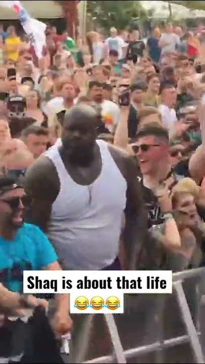 Shaq was raging in a mosh pit with fans 😂 (via @killthenoise)