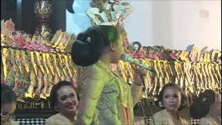Anting : Alon Lho Pwenakkk Pakdhe, Kok Banter Barang Ki Nyaaapoooo?!!