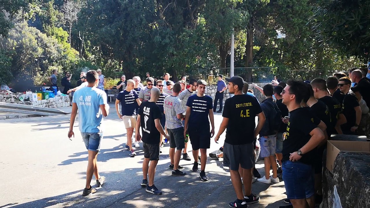 VIDEO/UZ BENGALKE I PJESMU Pomorci slave od ranojutarnjih sati 14 YouTube player