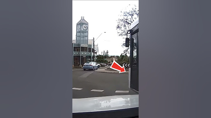 Overtaking a Bus on a Roundabout? Big Mistake! 🚍💥
