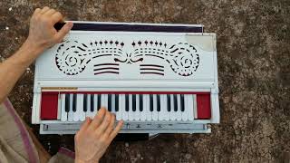 Amazing white harmonium for kirtans - 3 lines of Indian reeds + changer/coupler screenshot 5