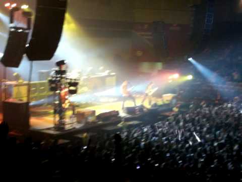 "Intro/I Will Not Bow" Breaking Benjamin live at t...