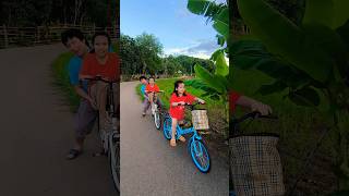 พี่กับน้อง พาพ่อปั่นจักรยานชมสวนคุณตา🚴👩‍❤️‍👩❤️🌈🚀 #shorts #พี่เหนือน้องนารา | Nuea & Nara TV screenshot 4