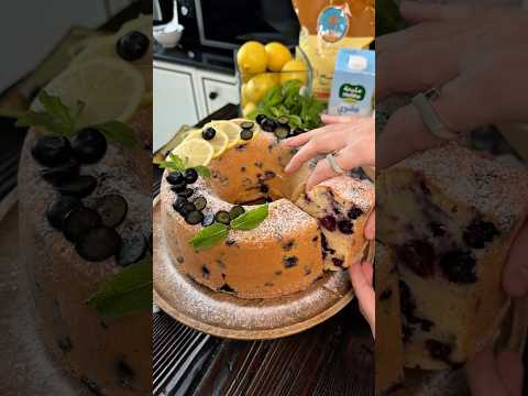 كيكة الليمون مع التوت الأزرق طرية ومرتفعة وهشة جدا
