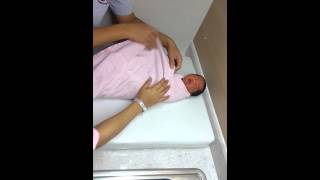 วิธีการห่มผ้าห่อตัวเด็กแรกเกิด