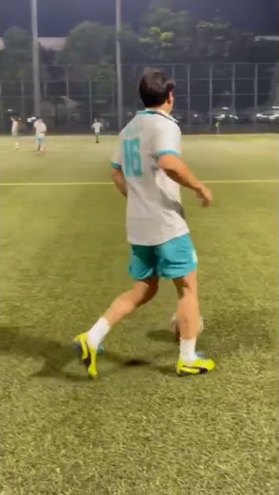 TENDANGAN SPEKTAKULER BILLY SYAHPUTRA