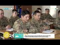 Әскердегі сарбаз таңғы бағдарлама жүргізеді