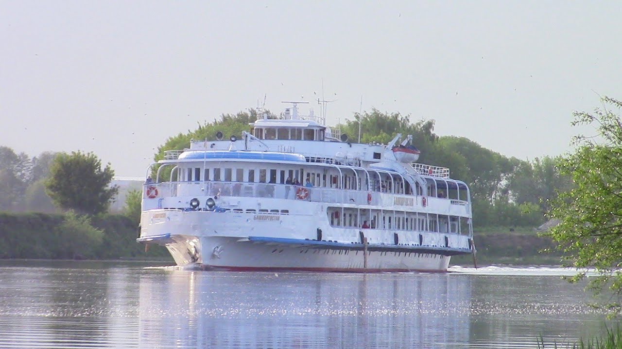 Круизный теплоход "Башкортостан" следует вниз по Москва-реке! - YouTube