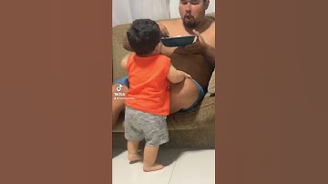 Bebê derruba prato de comida do Pai.🤣😂 #tiktok #videos #engraçado #baby