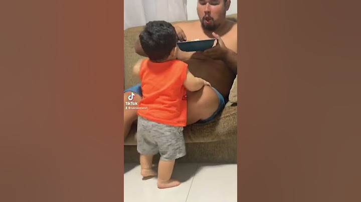 Bebê derruba prato de comida do Pai.🤣😂 #tiktok #videos #engraçado #baby