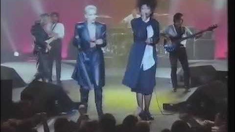Eurythmics - Sisters Are Doin It For Themselves (Live)