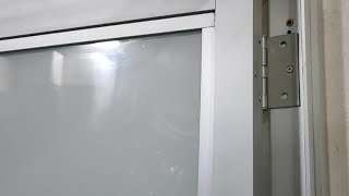 instalación de puerta de aluminio y chapa de pomo