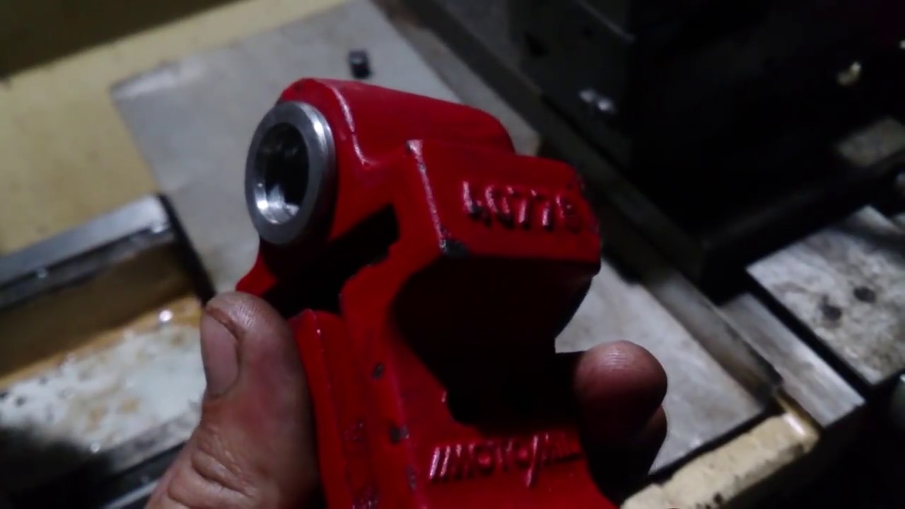 COMO E FEITA UMA ROSCA TRAPEZOIDAL IDEA BRILHANTE Praticas e Rapidas para recuperar um grampo