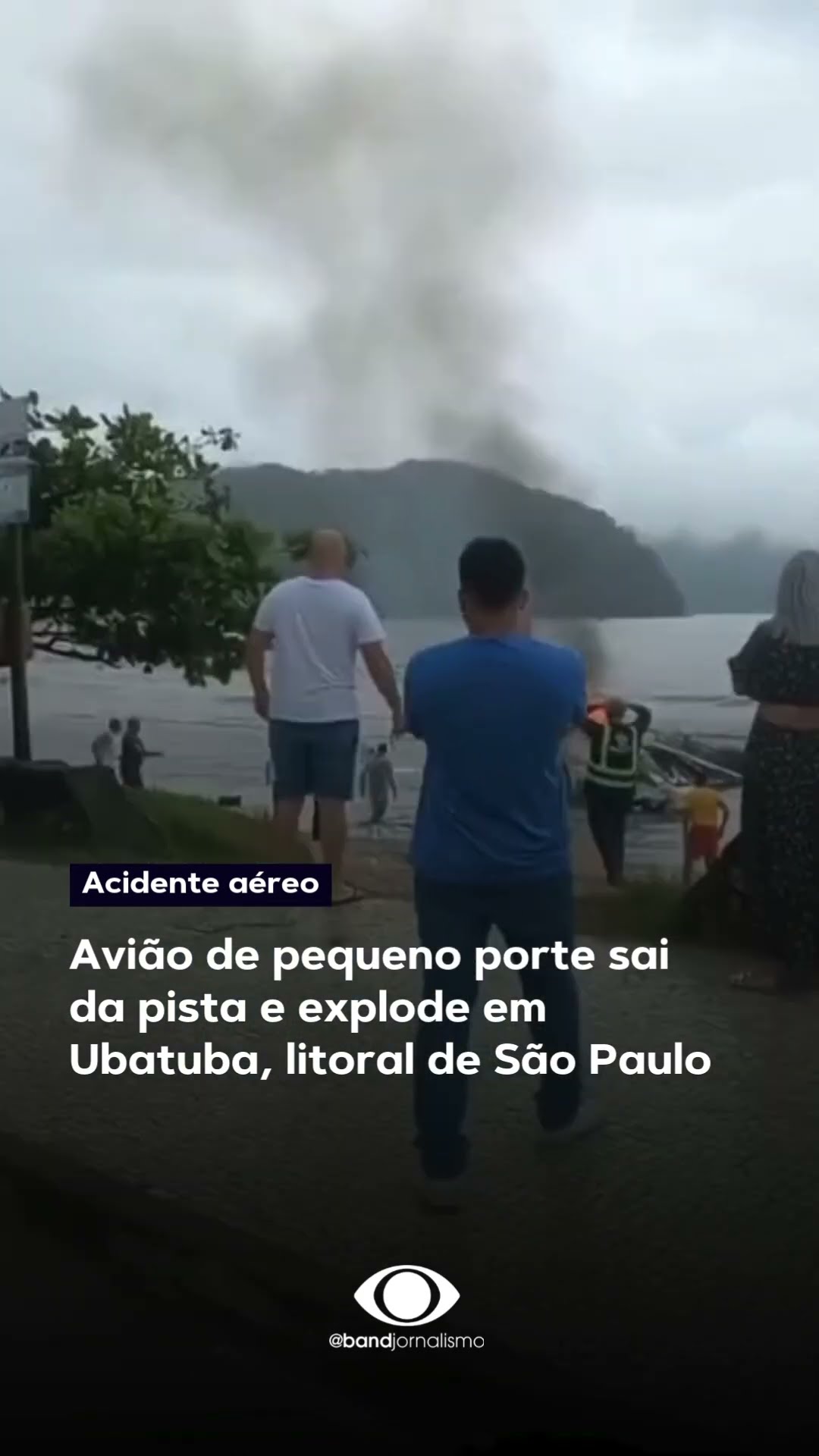 Avião de pequeno porte sai da pista e explode em Ubatuba, litoral de São Paulo #shorts