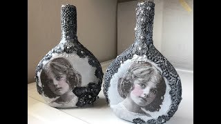 Garrafa decorada com lentilhas, renda de plastico e renda de tecido.