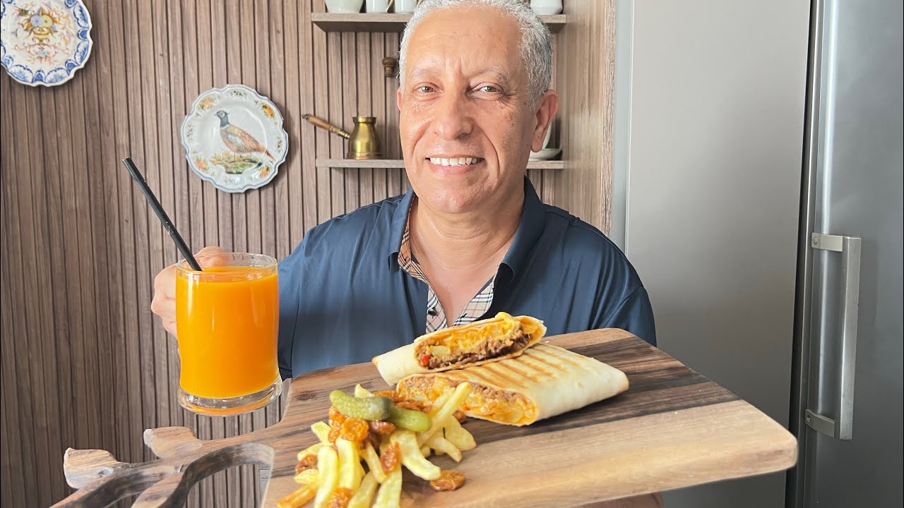 خبز الطاكوس حضروه في الدار كيجي رطب تشكلوه كيف بغيتيو و ديرو فيه الحشوة لي بغيتو مع عصير منعش