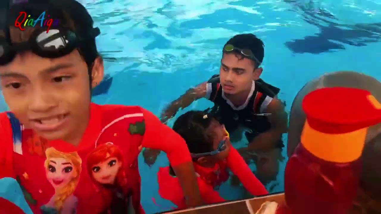 Hari 3 Qia Aiqa belajar renang latihan gerakan kaki