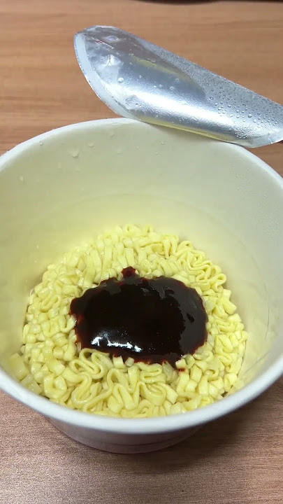 TRYING SAMYANG BULDAK HOT CHICKEN RAMEN |Korean instant cup noodles