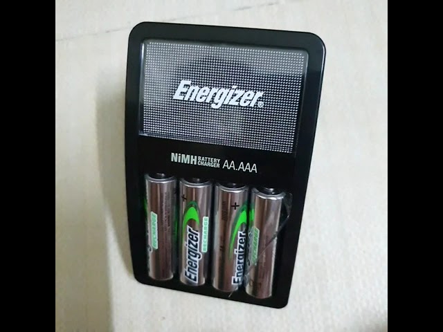 Bộ Sạc pin AA và AAA Energizer Maxi CHVCM4 - có kèm 4 viên pin sạc AA dung lượng 2000 mAh