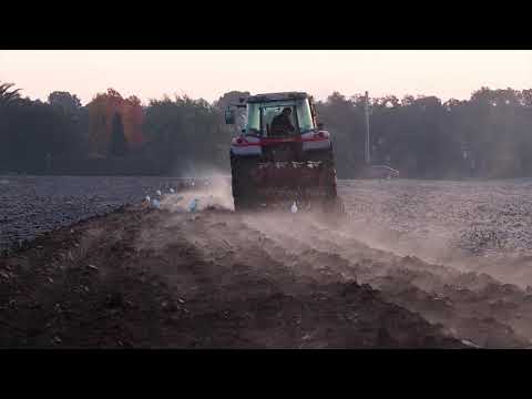 Vídeo: Com Llaurar Amb Un Arada En Un Tractor Que Es Troba Darrere? Com Ajustar La Profunditat De La Terra? Instal·lació D’un Tractor Per Llaurar