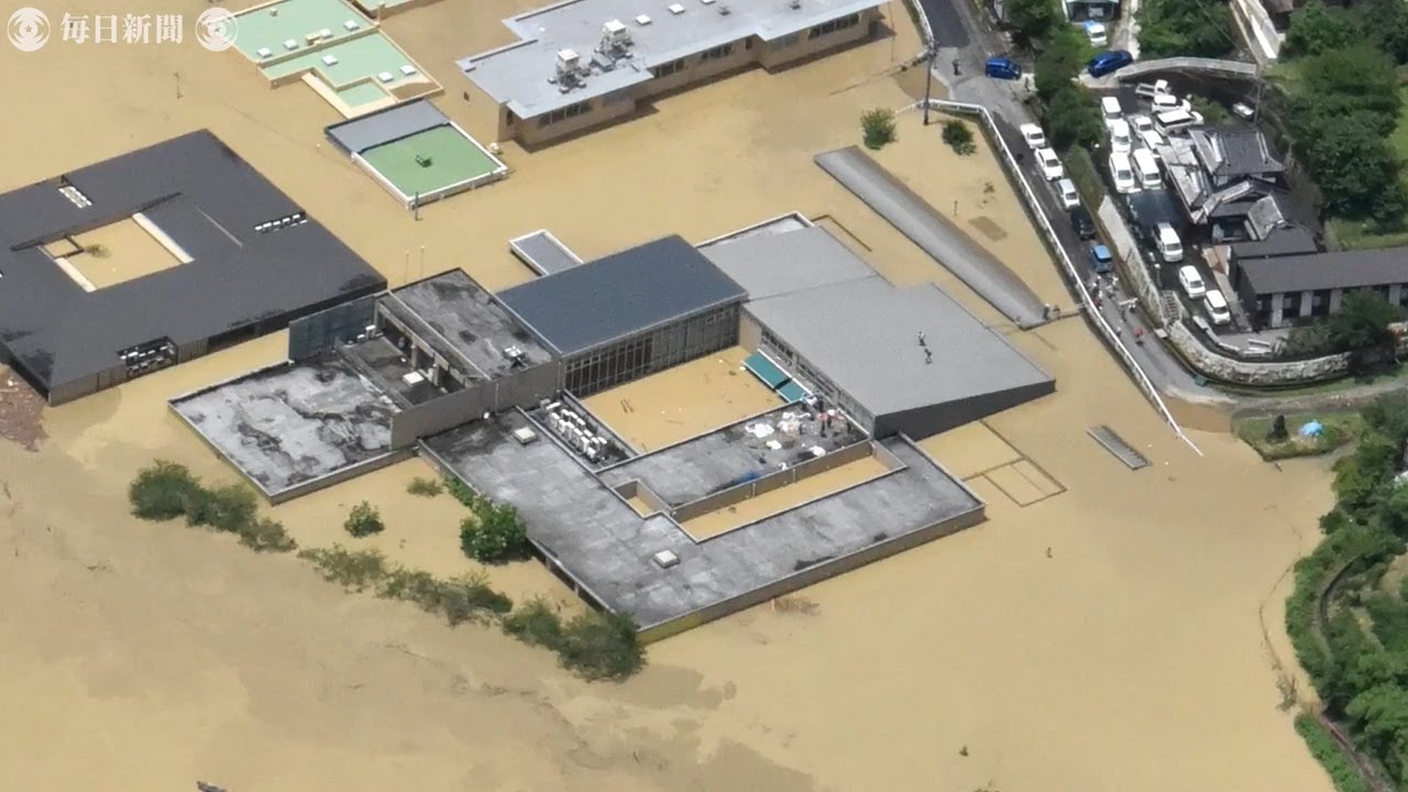 熊本豪雨　球磨川氾濫　濁流にのみ込まれた川沿いの町