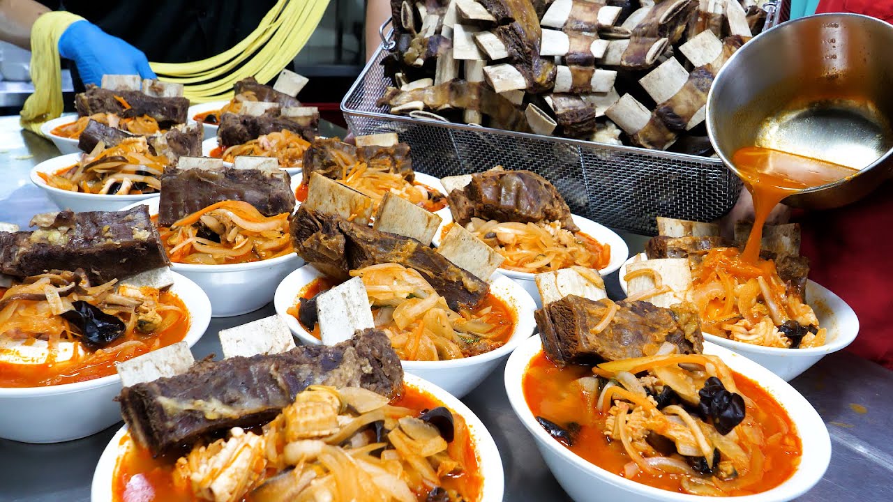 ⁣하루 100그릇 한정판매! 해물가득! 불맛 가득한 왕갈비짬뽕 만들기 making jumbo beef noodle (galbi jjamppong)- korean street food