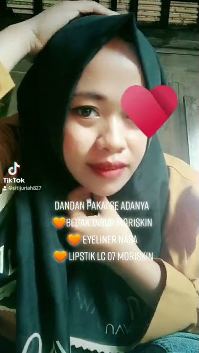 kali ini sya mau spil produk bedak tabur dan lipstik dri Nasa yg semakin berkringat makin glowing