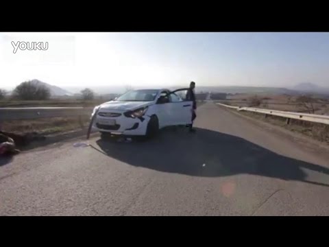 "战斗民族"遛滑板撞上汽车