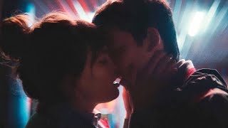 Sex Education Season 3 Otis And Maeve Kiss Emma Mackey Asa Butterfield