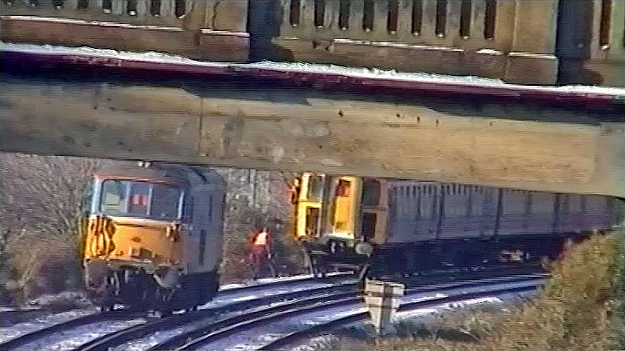 Class 73 73109 Rescues Stranded EMUs Frozen 3rd Rail | Cosham | 19th December 1999
