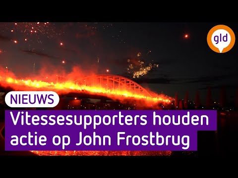 Vitesse-actie met vuurwerk en spandoek op John Frostbrug