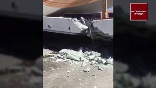 В США на людей рухнул пешеходный мост, погибли люди В США на людей рухнул пешеходный мост, погибли люди